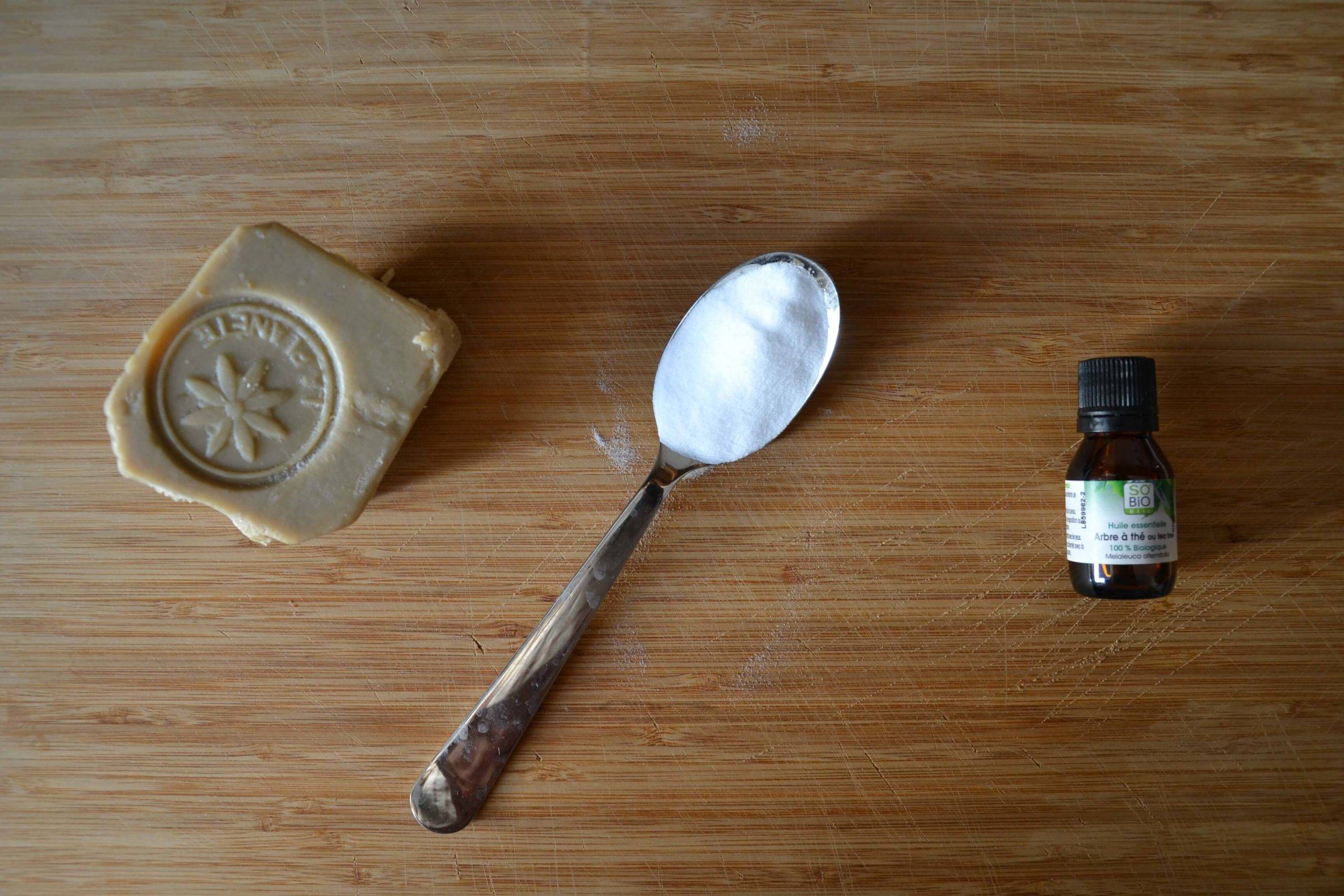 ingrédients lessive maison à base de savon de marseille, bicarbonate de soude et huiles essentielles