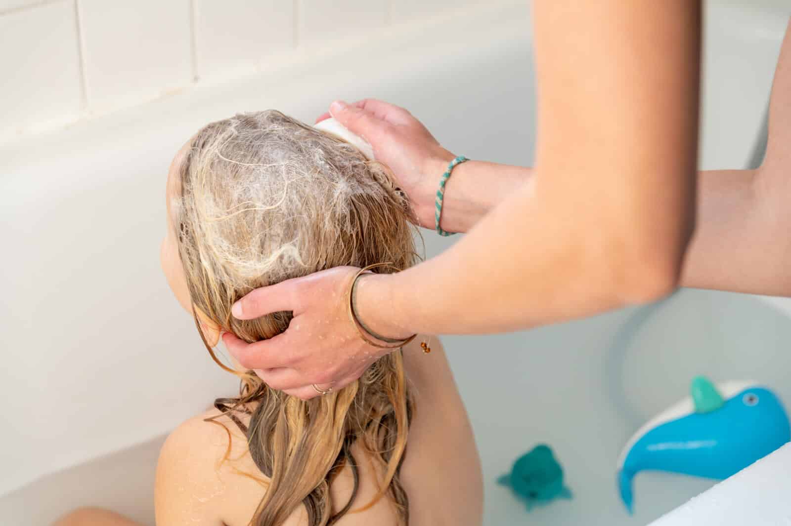 Se laver les cheveux avec un shampoing solide