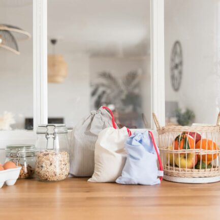 Trois sacs à vrac dans une cuisine.