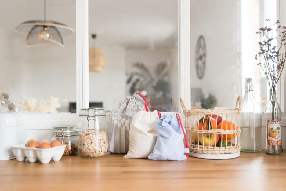 Trois sacs à vrac dans une cuisine.