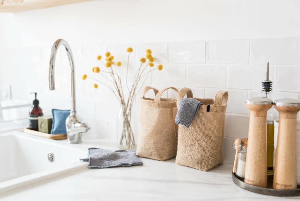 Essuie-tout lavables gris avec paniers en jute dans une cuisine