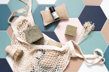 Accessoires d’entretien écologique maison avec savon de Marseille, brosse vaisselle et sac réutilisable zéro déchet