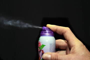 Spray aérosol parfumé pouvant émettre des COV dans l’air intérieur