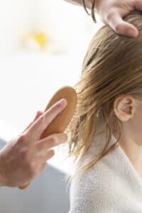 Brossage de cheveux après utilisation d’un shampoing solide
