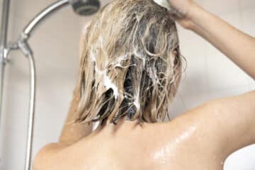 Cheveux lavés sous la douche avec un shampoing solide moussant